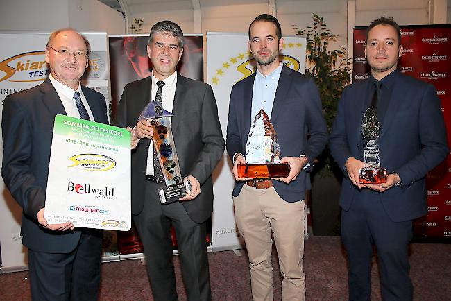 Vertreter der Bahnen, des Tourismus und der Gemeinde Bellwald: Holger Plaschka, Martin Bittel, Claudio Della Bianca, David Wyssen (von links) am Donnerstag an der Preisverleihung in Innsbruck.