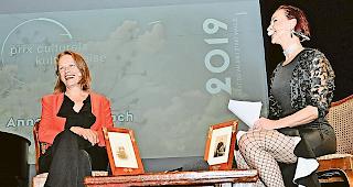 Kulturpreis. Annelore Sarbach auf der Theaterb&uuml;hne im Kollegium Brig. &shy; Sie stellt sich den Fragen von Moderatorin Cornelia Heynen-Igler.