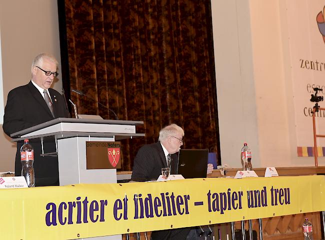 Zentralfahne. Grund z zur Freude: Die Zentralfahne (rechts) grüsst die Amici und Stifter im Natischer Missione. Foto mengis media