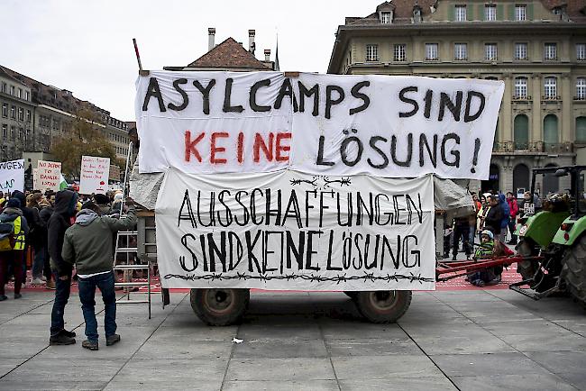 Personen nehmen am Samstag an der nationalen Demonstration Asylcamps sind keine Lösung in Bern teil.