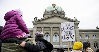 Personen nehmen am Samstag an der nationalen Demonstration Asylcamps sind keine L&ouml;sung in Bern teil.