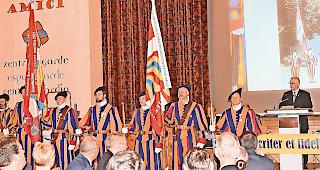 Zuwachs. Obmann Tony Jossen am Rednerpult: &laquo;F&uuml;nf neue Stifter und 18 Amici sind zu uns gestossen.&raquo;