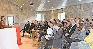 Offenheit. Philipp Schmid begr&uuml;sst die Teilnehmerinnen und Teilnehmer des 9. Global Forum Wallis. Offenheit war das Thema.