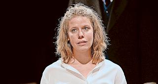 Was z&auml;hlen Gef&uuml;hle? Dunja Bumann in der Rolle der  Anna Sergejewana bietet Jewgenij die Stirn.Fotos ZVG