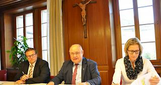 Der Visper Gemeinderat um Pr&auml;sident Niklaus Furger (Mitte) konnte die Urversammlung vom Projekt &uuml;berzeugen. 