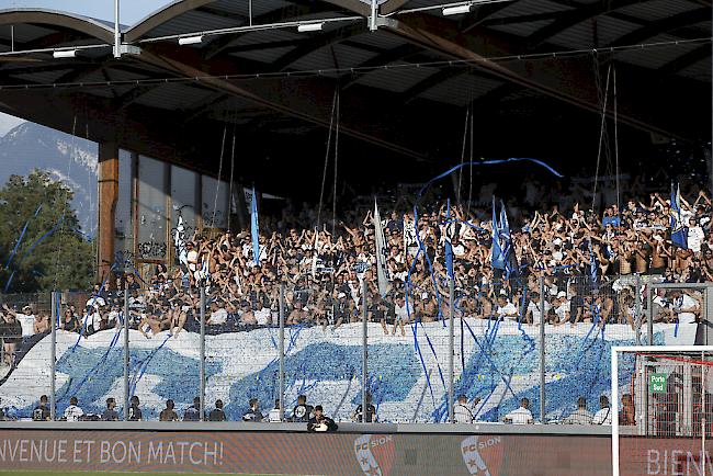 Mehrere Dutzend Personen, teilweise mit FCZ-Fanbekleidung, haben nach dem Fussballspiel am Sonntag ein Anhalten der Busse der Sitten-Fans provoziert. 

