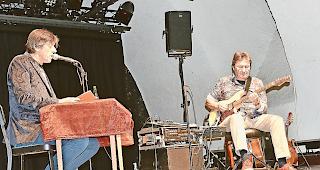 Packend. Pedro Lenz (links) und Max L&auml;sser im Kellertheater: Gut gemacht.Foto mengis media