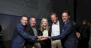 Erfolgreich. Freuen sich &uuml;ber die Auszeichnung (v. links): Stefan Linder, Daniel Luggen, Sandra Zenh&auml;usern,&nbsp;Hermann Biner, und Andreas Mazzone.&nbsp;