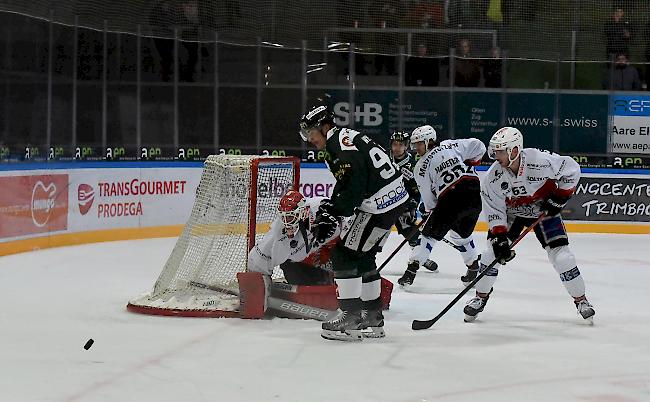 Die Visper Sascha Rochow, Wesley Haueter (hinten) und Anton Ranov (rechts) haben Oltens Silvan Wyss und den Puck im Visier.