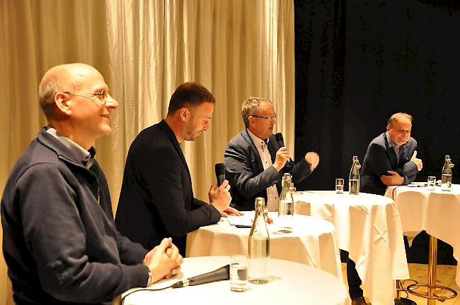 Die Diskussion wurde von Marco Decurtins geleitet. Podiumsteilnehmer waren Etienne Mounir, Direktor SEREC GmbH in Sitten, Georges Schnydrig, Gemeindepräsident von Lalden sowie Manfred Holzer, ehemaliger Gemeindepräsident von Naters.