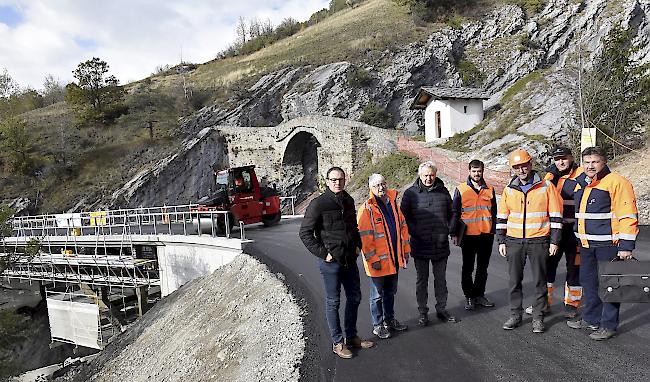 Zufrieden. Ortsschau mit den Gemeindeverantwortlichen von Leuk, der Bauherrschaft und -leitung bei der Feschelbachbrücke: Zufrieden, wie das Projekt realisiert werden konnte.