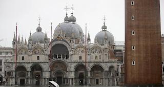 Viele Venezianer werfen Politikern vor, die Stadt an Tourismus- und Kreuzfahrtunternehmen verkauft zu haben und sich nicht wirklich um den Schutz zu k&uuml;mmern.