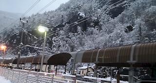 Viel Schnee. Autoverlad in Iselle heute morgen.
