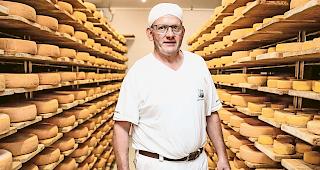 K&auml;selager. K&auml;ser Gery Z&uuml;rcher muss alle f&uuml;r den Verkauf gesperrten K&auml;se im betroffenen Lager speziell behandeln, um sie von m&ouml;glichen Listerien  zu befreien. Foto mengis media/Andrea Soltermann