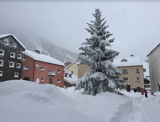 In der Nacht auf Freitag auf Samstag fiel im Simplongebiet (im Foto Simplon Dorf) mehr als ein halber Meter Neuschnee.