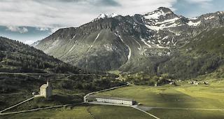 Rund 10'000 Menschen wehren sich mit einer Petition gegen den Bau einer Panzerpiste und gegen einen Neubau des Verteidigungsdepartements (VBS) auf dem Simplon. 