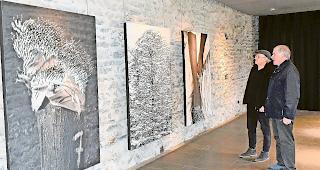 &laquo;Nagel-Kunst&raquo;. Arnold Steiner, Pr&auml;sident der Stiftung Schloss Leuk (links), und der Leuker Kulturdelegierte Carlo Schmidt vor Werken G&uuml;nther Ueckers im Schloss Leuk: Kunst mit N&auml;geln.  Foto mengis media