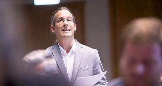 Droht mit Referendum. Emmanuel Amoos und die Linksallianz.