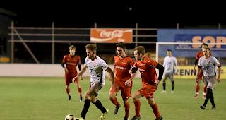 Matchwinner Nils Ryser enteilt den Rarnern Raphael Schmid (Mitte) und Tobias Ruffiner (rechts).
