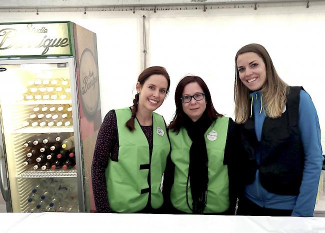 Santé. Nicole Arnold, Sybille Schmid und Bettina Zanella (v.l.) schenken ein.