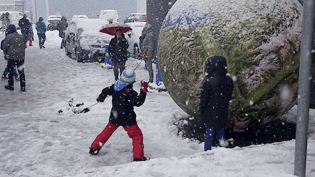 Wenns denn schneit, macht man doch das Beste draus. Und da gehören Schneebälle einfach dazu.