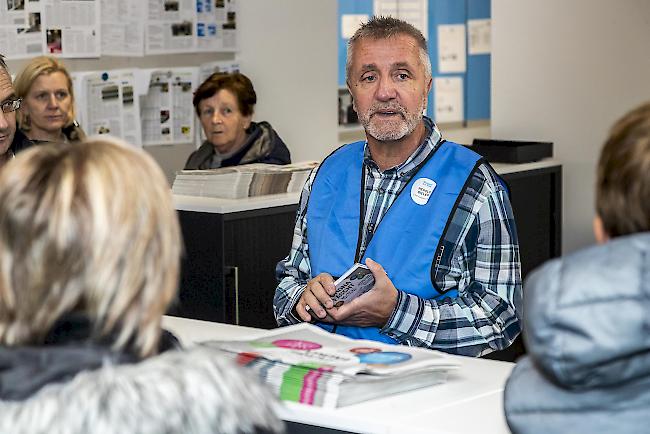 Herold Bieler, Chefredaktor Walliser Bote, bei einer der zahlreichen Rundgänge am Wochenende. 