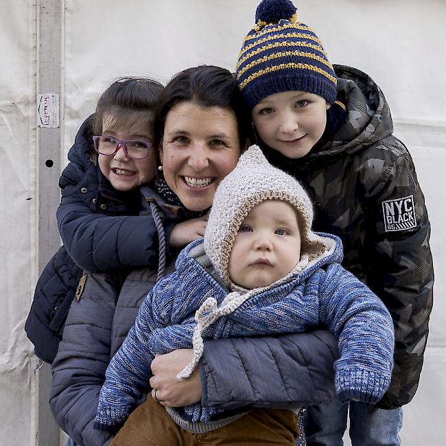 Leonie (5), Linda (39), Gabriel (7) und Luis (1) Burgener, Gamsen. 