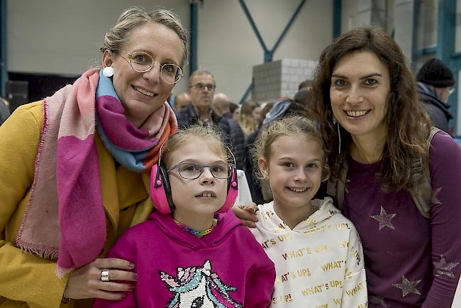 Geraldine Lochmatter (39), Raron, Anna (8), Ylenia (8) und Bettina (40) Noti, Stalden. 