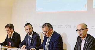 Klare Strategie. Bruno Abgottspon, Chef der Dienststelle f&uuml;r Strassenverkehr und Schifffahrt, die beiden Staatsr&auml;te Fr&eacute;d&eacute;ric Favre und &shy;Roberto Schmidt sowie G&eacute;rald Dayer, Chef der Dienststelle f&uuml;r Landwirtschaft und Pr&auml;sident der operativen und strategischen Direktion (OSD) f&uuml;r nachhaltige Entwicklung (von links), informierten &uuml;ber einige konkrete Massnahmen f&uuml;r mehr Nachhaltigkeit.Foto zvg