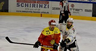 Enge Sache zwischen Siders-St&uuml;rmer R&eacute;my Rimann und Ajoie-Verteidiger Giacomo Casserini.