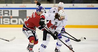 Sandro Br&uuml;gger ist vor Makai Holdener am Puck, Visp erzwang in La Chaux-de-Fonds eine starke Wende.