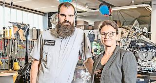 Stabs&uuml;bergabe. Anja Kalbermatter hat die Geschicke von Harley-Davidson Wallis in die H&auml;nde  von Simon Roduit gelegt.Foto mengis media/Andrea Soltermann