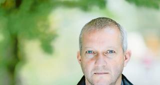 Kabarettist Simon Enzler. Bilderbuchidyllen und Abgr&uuml;nde sind im Appenzell und im Wallis nahe beieinander.Foto zvg