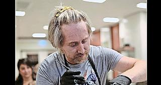 Hairstyling. Locher frisiert sein Model in Frankfurt.