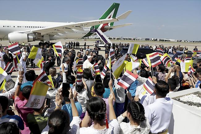 Staatsbesuche. Am Mittwoch landete Papst Franziskus in Thailand. Nach dem dreitägigen Besuch geht die Reise weiter nach Japan.