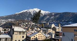 Am Mittwoch erfolgte per Helikopter der Transport des Tannenbaums, der auch in diesem Jahr wieder den Sebastiansplatz schm&uuml;cken wird. (Screenshot)