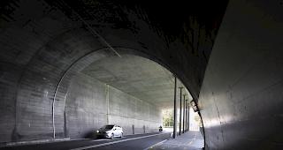 Der Strassenabschnitt am Axen konnte am Samstagmorgen wieder f&uuml;r den Verkehr freigegeben werden. 