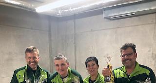 Die Siegermannschaft &laquo;Genauso&raquo; mit Urban Chastonay, Kilian Meichtry, Brigitte N&auml;fen und David Miesch (v.l.)
konnte sich in der &laquo;Iischi Arena&raquo; in Brig-Glis gegen 15 Curling-Teams durchsetzen und holte sich den Wanderpreis. 