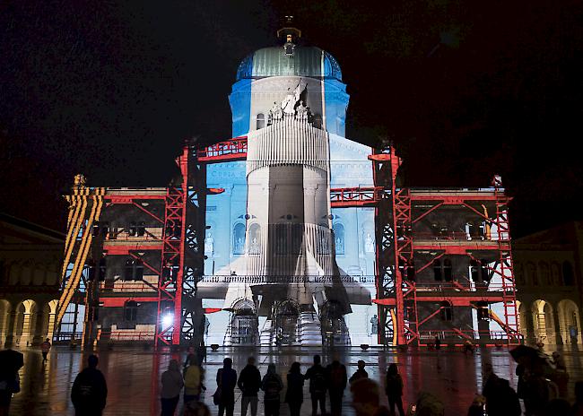 Das Lichtspektakel "Rendez-vous Bundesplatz" projizierte Bilder der Mondlandung vor 50 Jahren an die Fassade des Bundeshauses. 