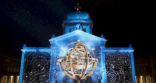 Das Lichtspektakel "Rendez-vous Bundesplatz" projizierte Bilder der Mondlandung vor 50 Jahren an die Fassade des Bundeshauses. 