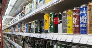 Es trinken zwar weniger Menschen jeden Tag Alkohol, aber die Zahl jener, die sich mindestens ein Mal im Monat betrinken, ist gestiegen.