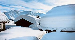 Schneelast. Die Riederalp nach den starken Schneef&auml;llen im Januar 2018. Aktuell dr&uuml;ckt die Investitionslast.Foto Keystone
