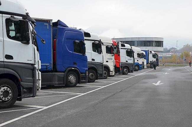 Geduldsprobe. Auf der Zollanlage in Gamsen warten derzeit zahlreiche LKW-Chauffeure auf die Weiterfahrt via Simplonpass in Richtung Italien.