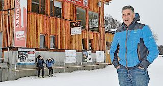 Andr&eacute; Vogt, OK-Pr&auml;sident des FIS-Rennens vom kommenden Wochenende, vor dem Nordischen Zentrum in Ulrichen.