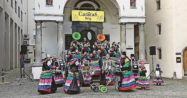 Die Guggenmusik Sombreros beim Konzert auf dem Stadtplatz. Im Hintergrund das «Caracas»-Plakat, das zur Beanstandung führte.