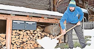 Geh&ouml;rt in den Bergen zum winterlichen Alltag: Alain Diezig beim Freischaufeln des auf Gemeindeboden befindlichen Zugangs zu den Briefk&auml;sten.