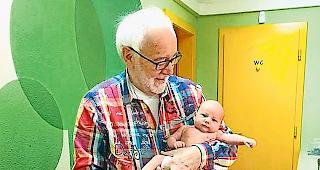 Kinderarzt K&ouml;nig in seiner Praxis am Villenweg in Brig.