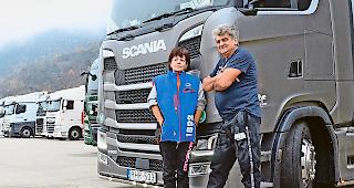 Geduldsprobe. Das ungarische Lkw-Ehepaar Kelemen harrt seit Donnerstag im Rarner Warteraum aus. Immerhin: F&uuml;r die Zubereitung einer warmen Mahlzeit bleibt bei all der Warterei gen&uuml;gend Zeit.  Und der &ouml;sterreichische Lkw-Chauffeur Erg&uuml;n Dogan (unten rechts) nimmt den unfreiwilligen Halt in Gamsen gelassen.Fotos mengis media