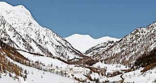 Warten. Der internationale Verkehr via Simplonpass ist bald eine Woche unterbrochen.Archivbild mengis media