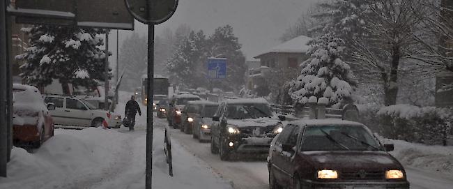 Die Kantonspolizei macht die Verkehrsteilnehmer auf die Wichtigkeit klarer Windschutzscheiben im aufmerksam, um Unfälle zu vermeiden.